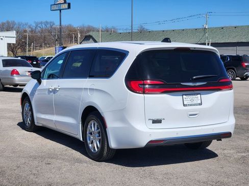 Used 2024 Chrysler Pacifica Touring-L FWD image 7