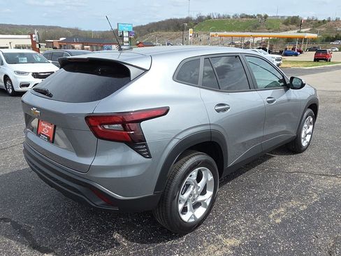 New 2026 Chevrolet Trax LS w/ LS Convenience Package FWD image 8