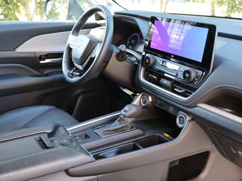Certified 2024 Toyota Grand Highlander AWD image 40