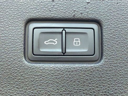 Used 2022 Audi Q8 Premium image 14