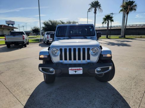 Used 2023 Jeep Gladiator Overland image 2