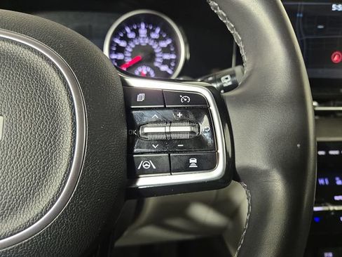 Used 2024 Kia Carnival EX FWD image 23