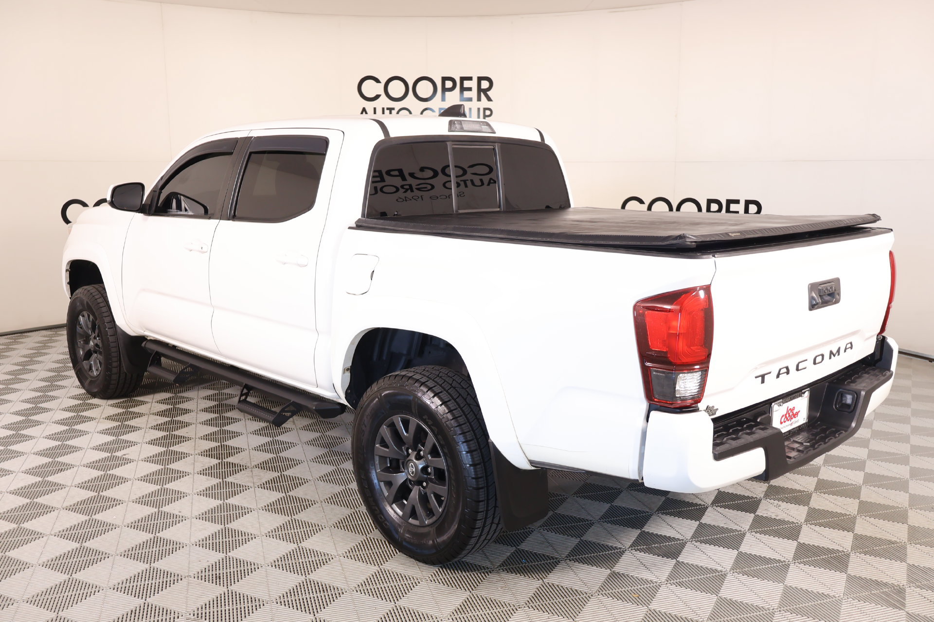 Used 2022 Toyota Tacoma SR5 w/ SR5 Appearance Package (SM) RWD image 21