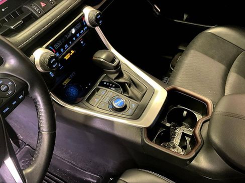 Used 2022 Toyota RAV4 Limited image 18