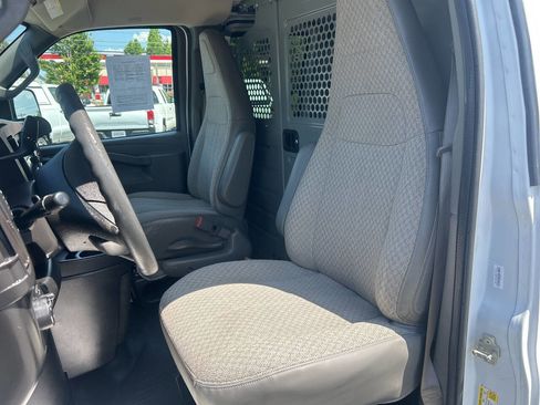 Used 2017 Chevrolet Express 2500 RWD image 12
