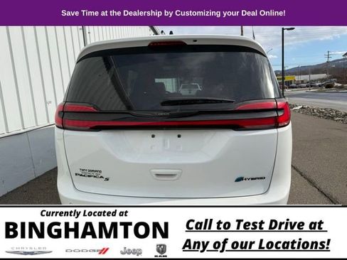 Used 2023 Chrysler Pacifica Limited w/ S Appearance Package image 8