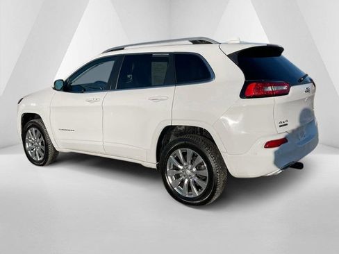 Used 2017 Jeep Cherokee Overland w/ Technology Group AWD/4WD image 5