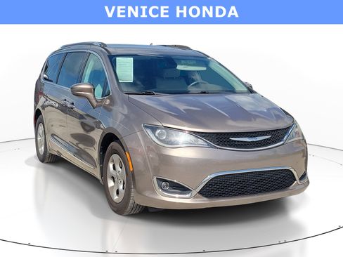 Used 2017 Chrysler Pacifica Touring-L Plus FWD image 1