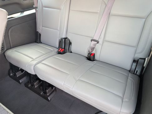 Used 2024 Chevrolet Suburban LT RWD image 13