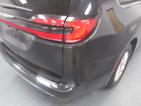 Used 2023 Chrysler Pacifica Touring-L FWD image 11