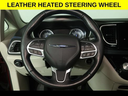 Used 2021 Chrysler Pacifica Touring-L w/ Uconnect Theater Family Group FWD image 4