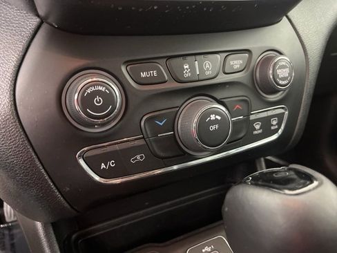 Used 2021 Jeep Cherokee Latitude Plus image 13