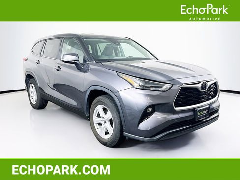 Used 2023 Toyota Highlander LE FWD image 1
