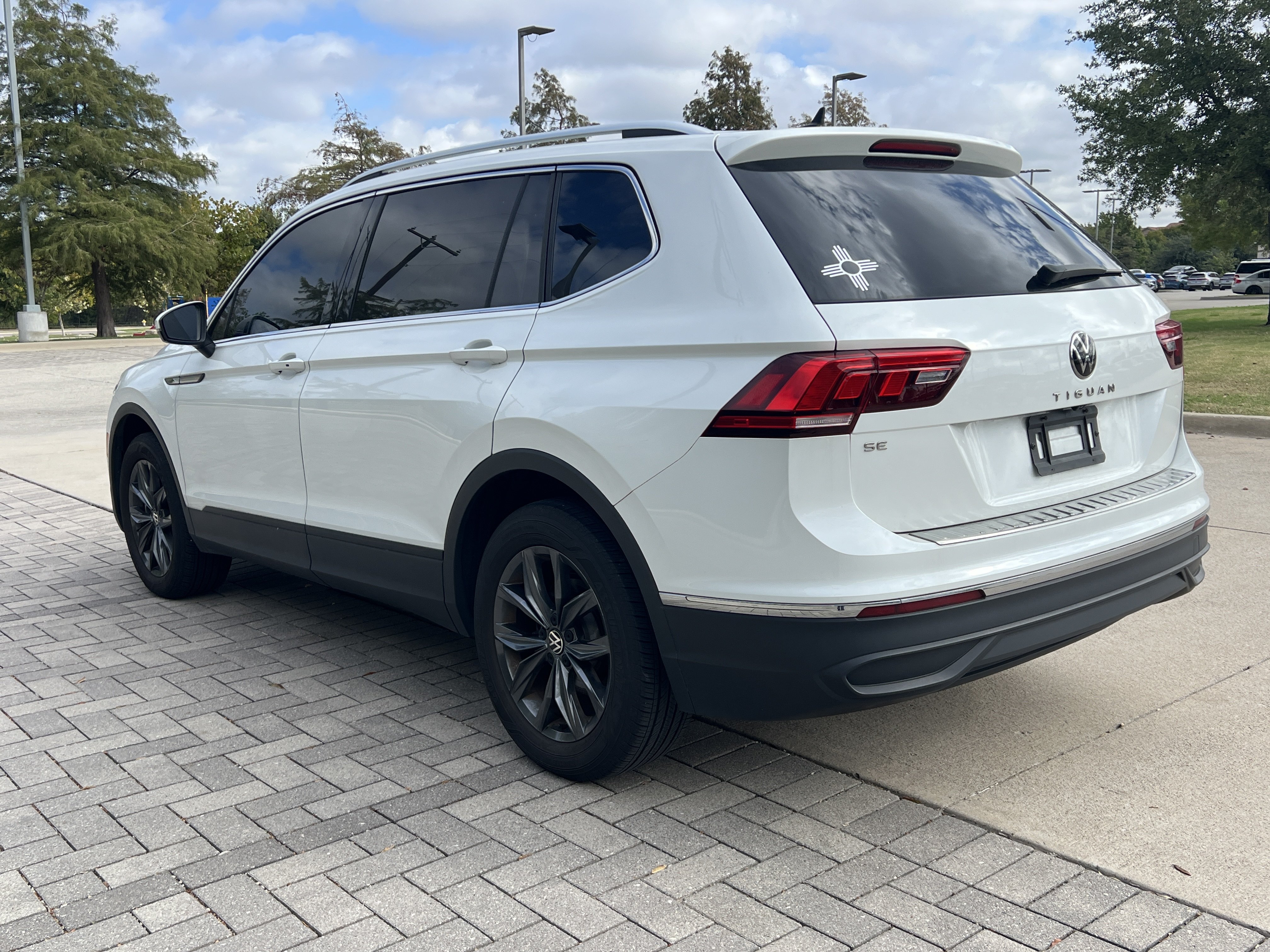 Used 2023 Volkswagen Tiguan SE w/ Panoramic Sunroof Package FWD image 7
