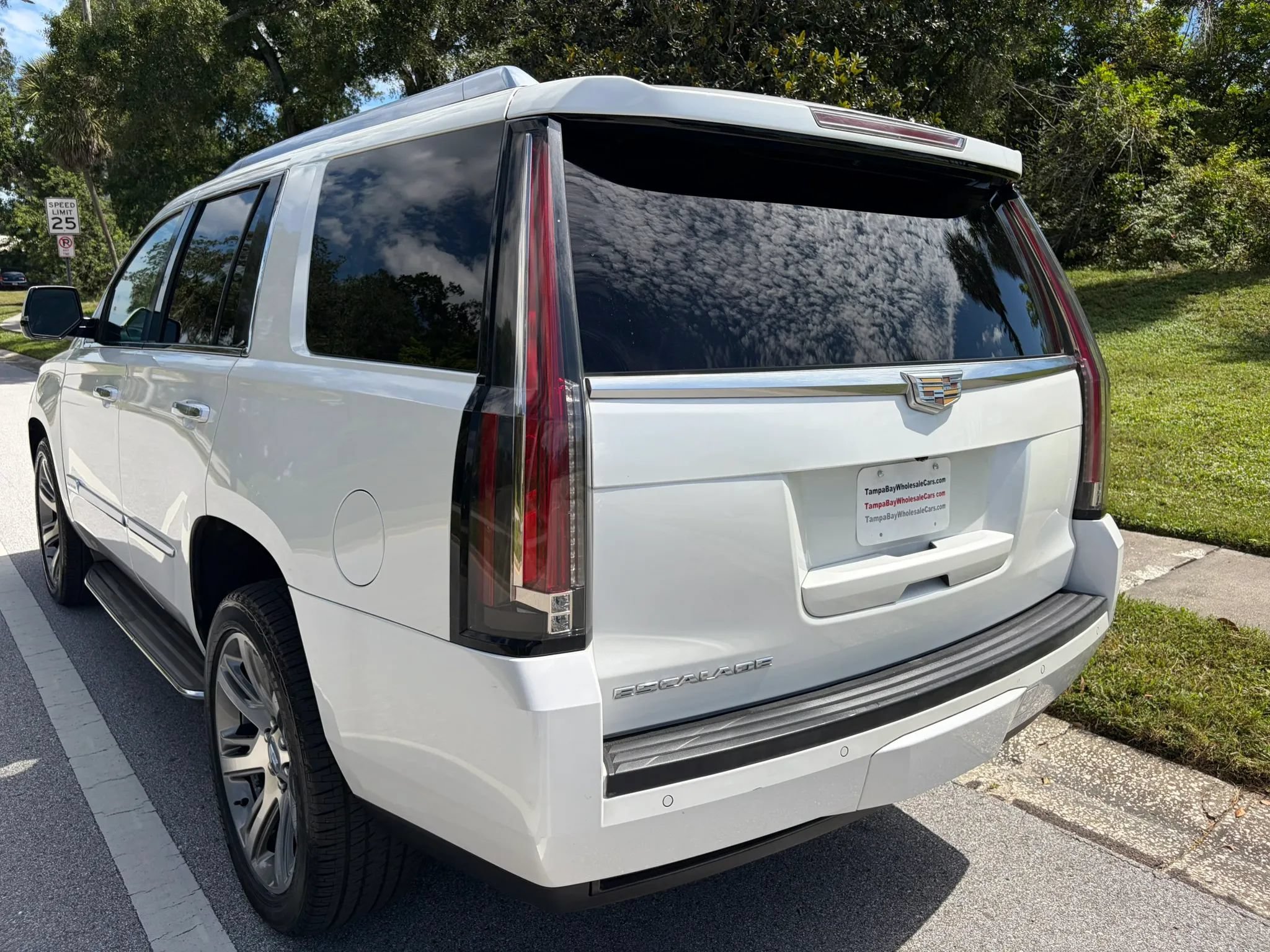 Used 2016 Cadillac Escalade Luxury RWD image 9