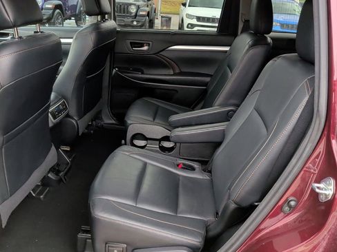Used 2018 Toyota Highlander SE image 36