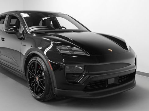 New 2026 Porsche Macan 4S Electric image 9