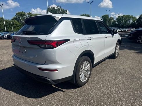 Used 2023 Mitsubishi Outlander ES AWD/4WD image 2