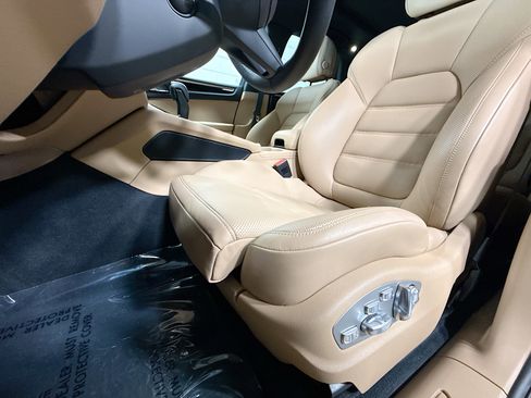 Certified 2026 Porsche Macan AWD/4WD image 5