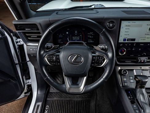 Used 2024 Lexus GX 550 w/ Accessory Package (2T) AWD/4WD image 19