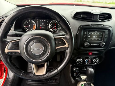 Used 2017 Jeep Renegade Latitude AWD/4WD image 19