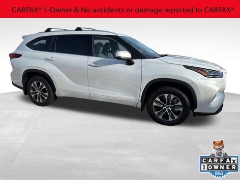 Used 2022 Toyota Highlander XLE image 3