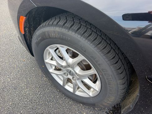 Used 2024 Chrysler Pacifica Touring-L FWD image 7