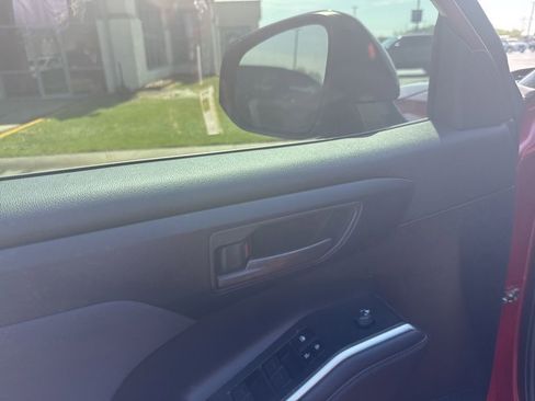 Used 2023 Toyota Highlander LE FWD image 10