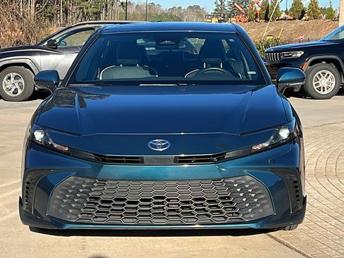 Used 2025 Toyota Camry SE image 3