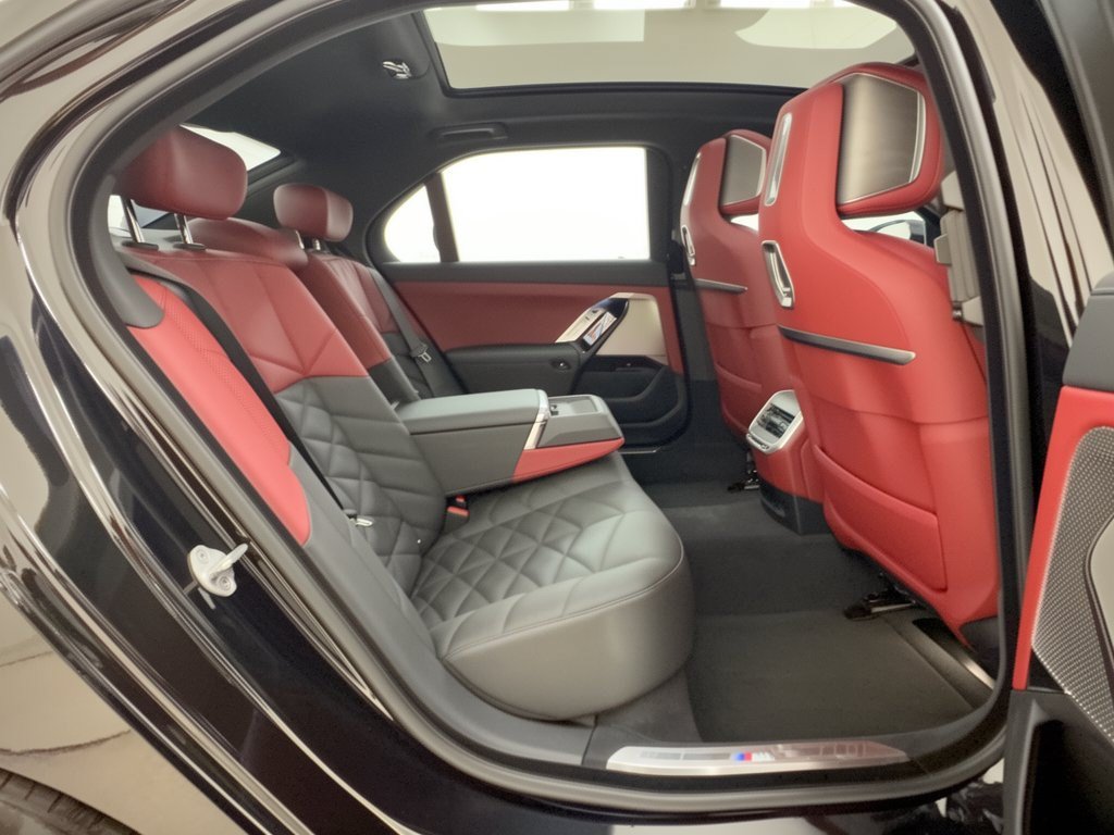 Used 2025 BMW 740i w/ Premium Package RWD image 29