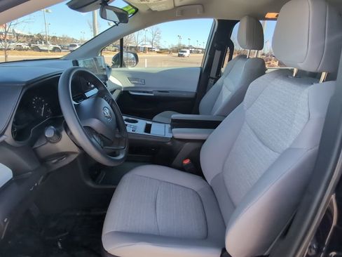 Used 2025 Toyota Sienna LE image 11