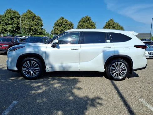 Used 2024 Toyota Highlander Platinum AWD/4WD image 2