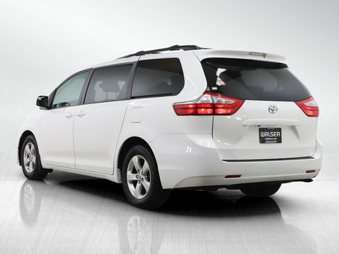 Used 2017 Toyota Sienna LE image 3