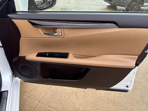 Used 2016 Lexus ES 350 w/ Premium Package w/Wood Trim FWD image 16