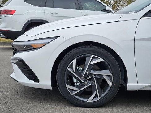New 2025 Hyundai Elantra Limited image 10