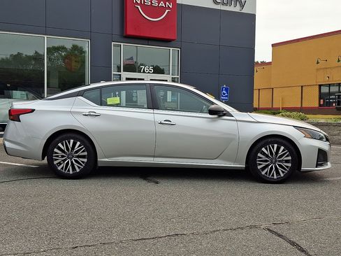Used 2024 Nissan Altima 2.5 SV FWD image 8