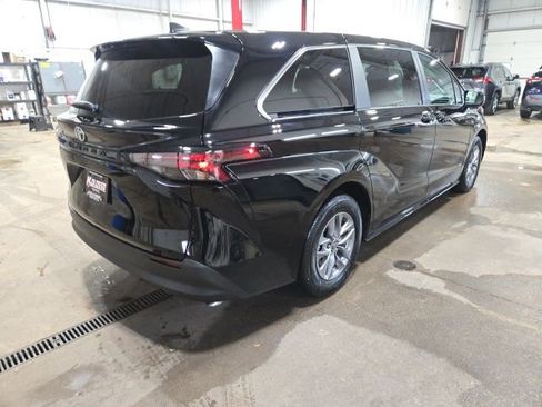 Used 2026 Toyota Sienna LE image 6