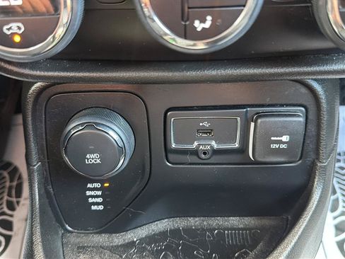 Used 2016 Jeep Renegade Latitude w/ Popular Equipment Group AWD/4WD image 23