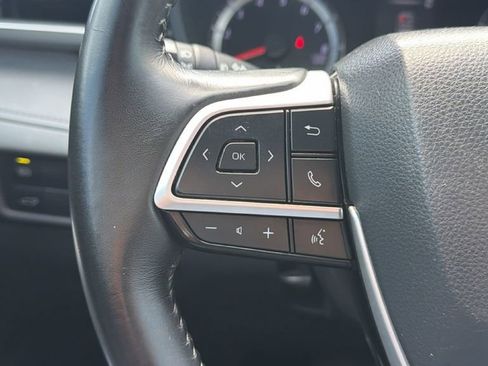Used 2022 Toyota Highlander LE FWD image 25