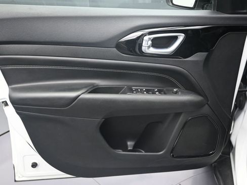 Used 2023 Jeep Compass Altitude image 13