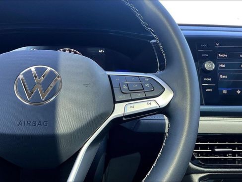 Used 2024 Volkswagen Taos SE w/ Panoramic Sunroof Package FWD image 11