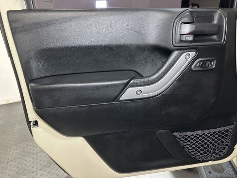 Used 2018 Jeep Wrangler Unlimited Rubicon w/ Connectivity Group image 20