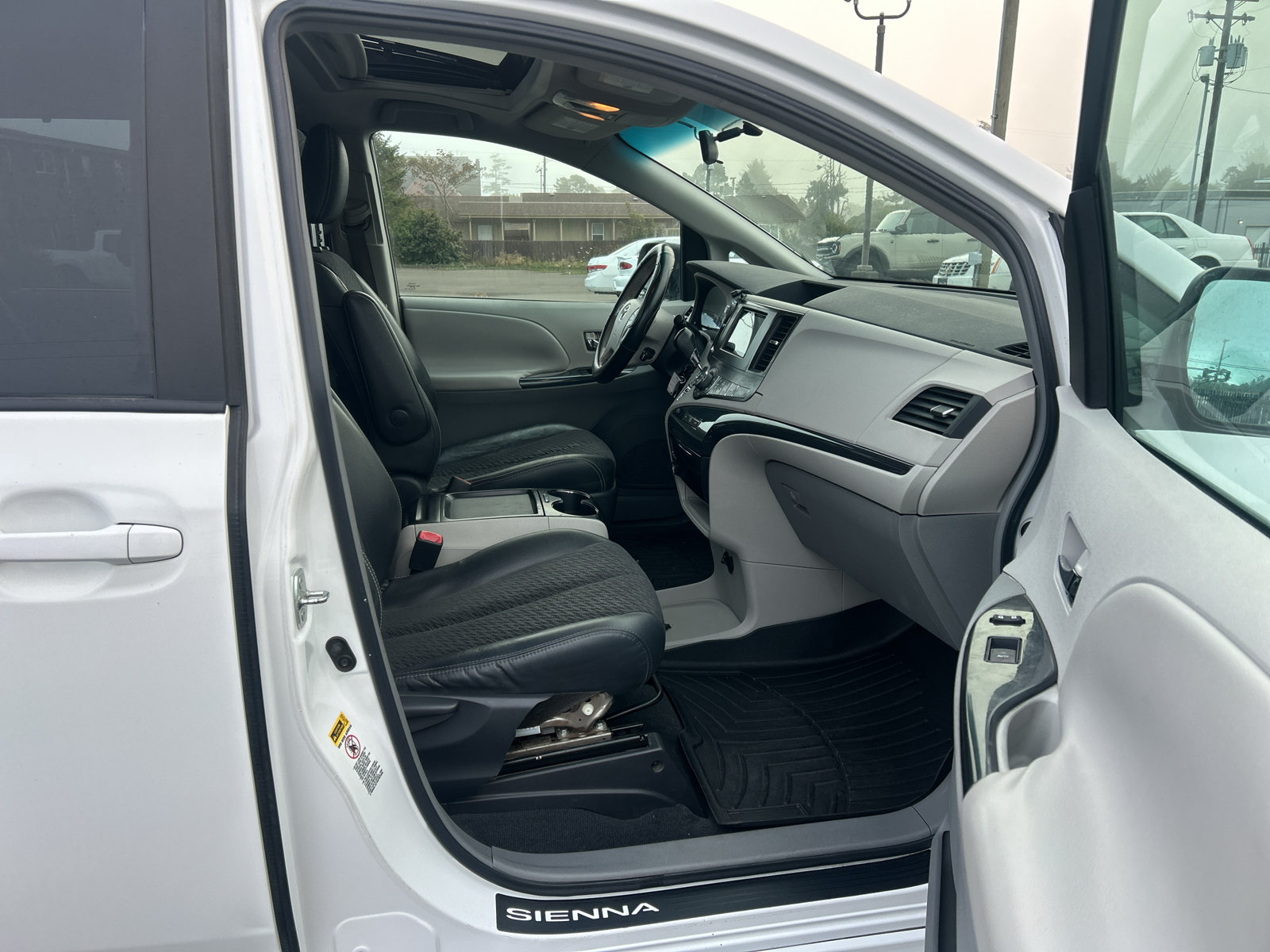 Used 2011 Toyota Sienna SE w/ Preferred Pkg FWD image 27