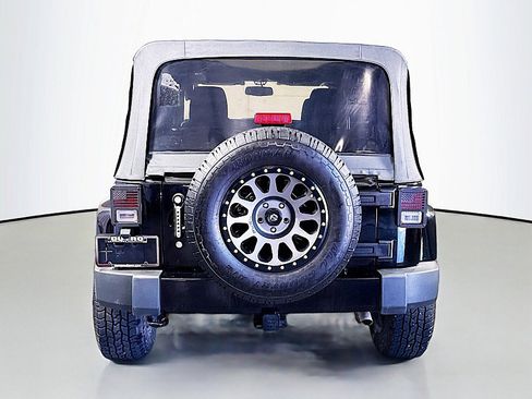 Used 2017 Jeep Wrangler Unlimited Sahara w/ Connectivity Group AWD/4WD image 6