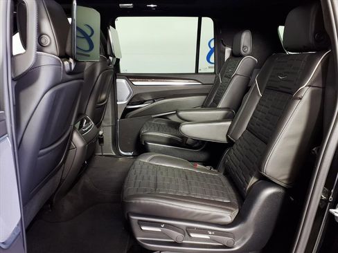 Used 2025 Cadillac Escalade ESV Sport Platinum image 8