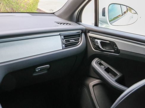 Certified 2026 Porsche Macan AWD/4WD image 47
