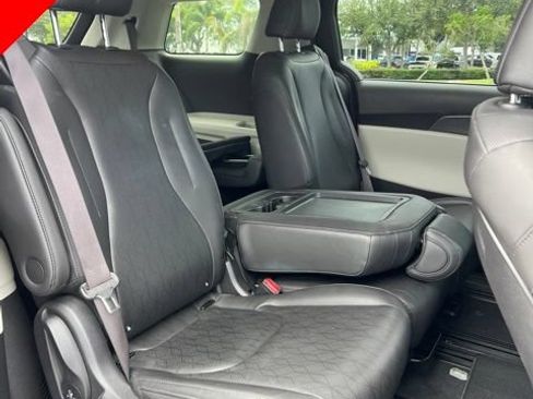 Used 2022 Kia Carnival LX w/ Paint Protection Package FWD image 4
