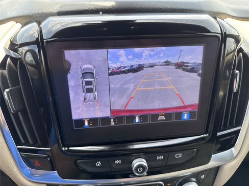 Used 2023 Chevrolet Traverse Premier FWD image 27