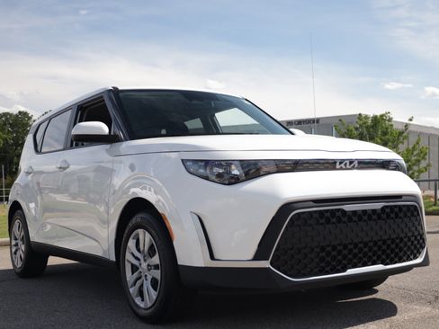 Used 2025 Kia Soul LX FWD image 6