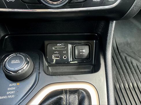 Used 2018 Jeep Cherokee Limited AWD/4WD image 26